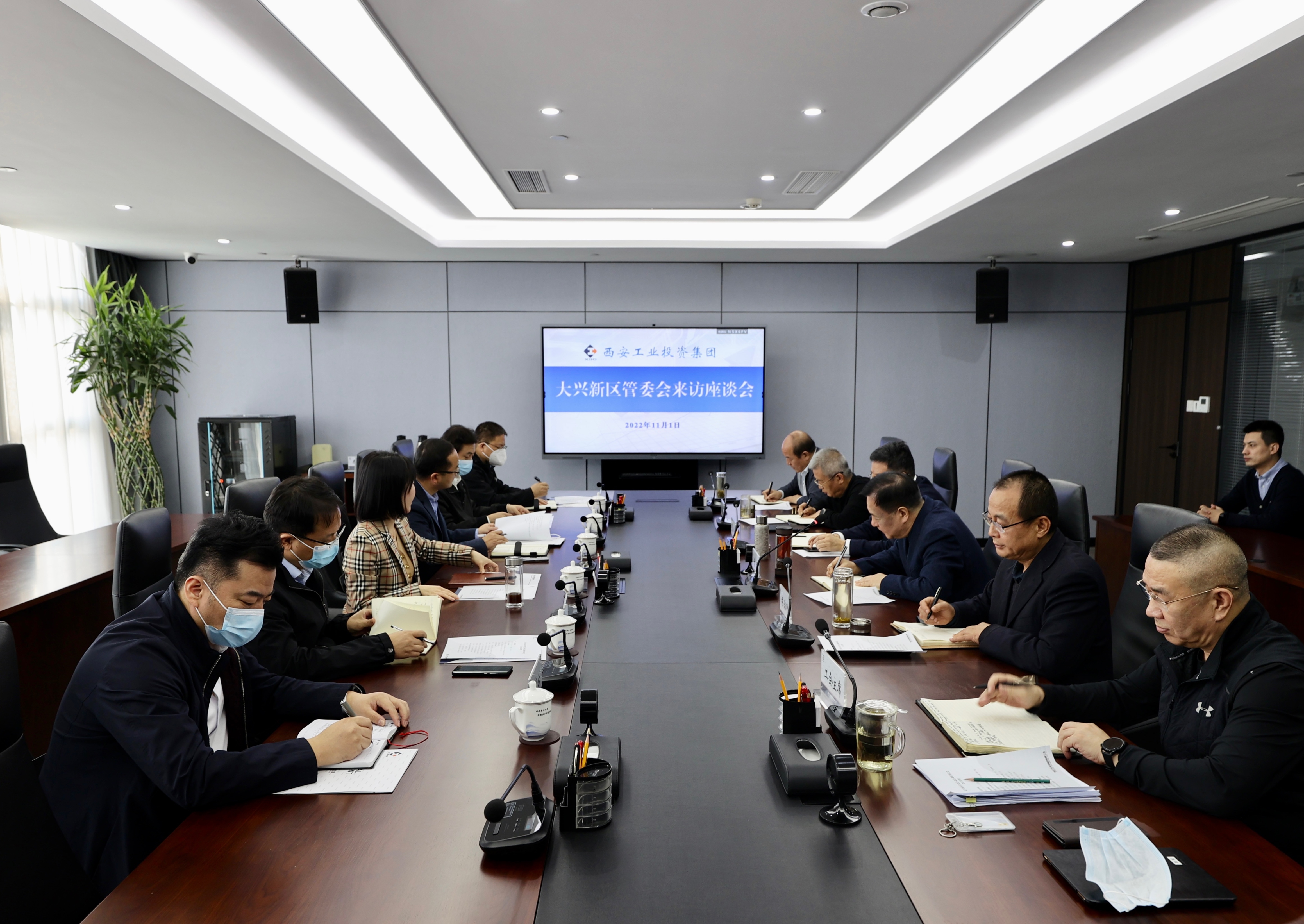 莲湖区委常委武蓉一行到Z6尊龙凯时集团进行工作互换