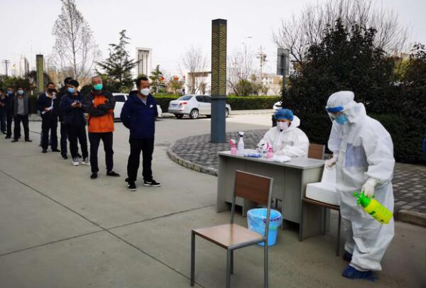 【泾阳基建办】集团泾阳基地办联系泾河新城防疫部门上门服务对基地复工企业人员进行核酸检测